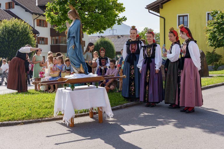 Ein stimmiges Miteinander bei der Fronleichnamsprozession in Vandans: Die Trägerinnen mit der Hl.Maria