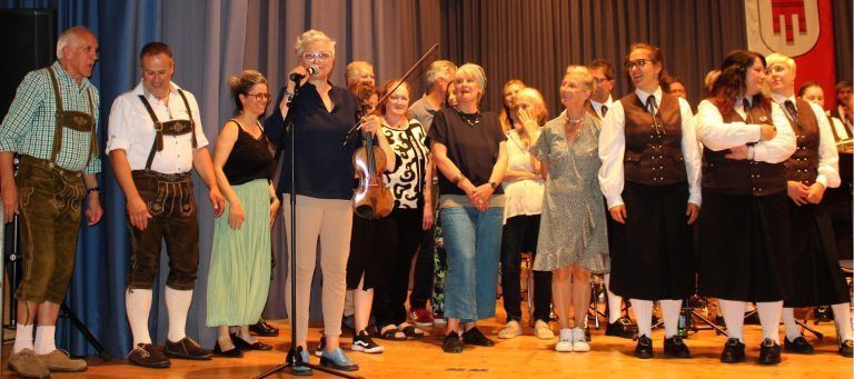 Wiener Konzerthaus begeisterte in Langen mit seinem Outreach-Projekt „Zam“: Mit ihrem spanisch-wälderisch-wienerischen „Wälderbähnle“ setzten Evelyn Fink-Mennels Chor (Bild), Federspiel und Musikverein einen symbolischen Schlusspunkt: Musik ist grenzenlos und verbindet.