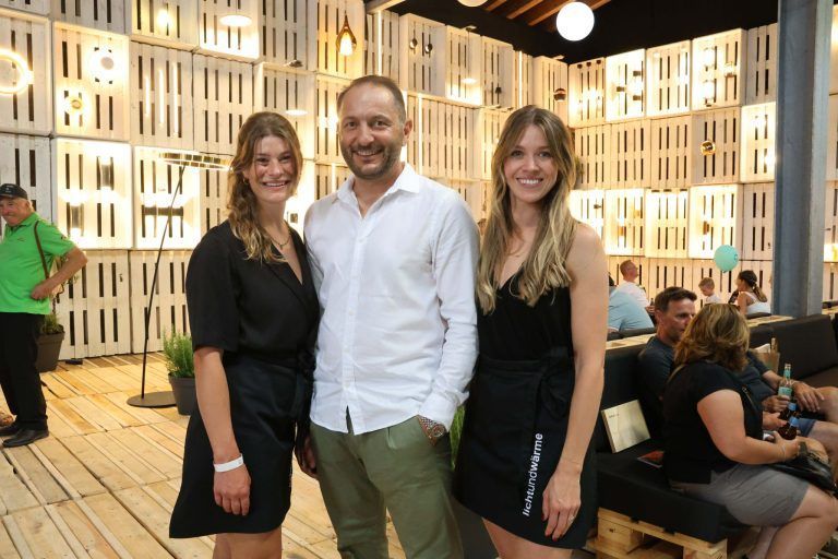 Riesen-Schaufenster für Betriebe und Musikanten: Isabella (l) und Stefanie Leitner mit Bernhard Burtscher ("Licht und Wärme")