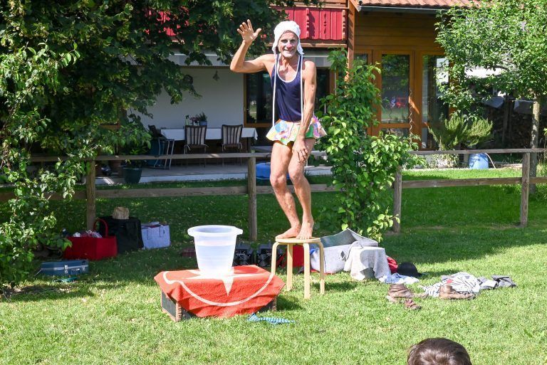 Schulgemeinschaft trotzte tropischer Hitze: Clown Pompo verzauberte die Schülerinnen und Schüler mit seinem lustigen Programm.