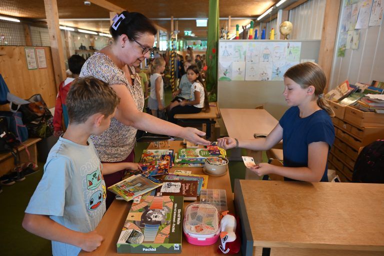 Drittklässler der Volksschule Rotkreuz veranstalteten einen Flohmarkt, um ihre Klassenkassen zu füllen.
