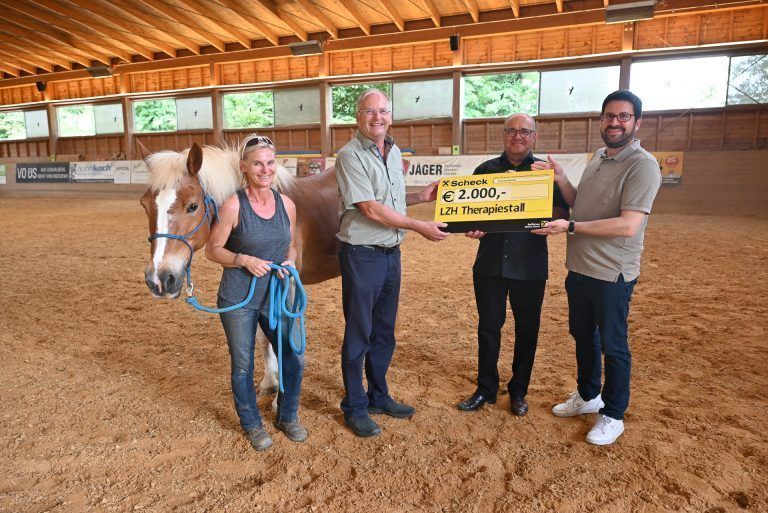 Lions Club Hohenems übergibt LZH-Geschäftsführer eine Spende in Höhe von 2000 Euro. Tanja Tschann und Johannes Mathis freuen sich über die finanzielle Zuwendung von Lions Club Hohenems Präsident Markus Pferscher (links) und Meinhard Rhomberg.