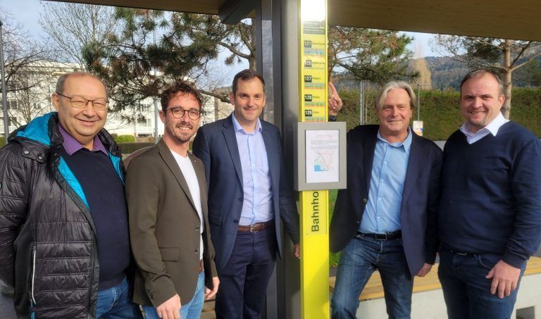Eröffnung der neuen „Finanzverwaltung Leiblachtal“ in Lochau: Erfolgreich umgesetztes gemeindeübergreifendes Projekt war auch der neu gestaltder neu gestaltete Bahnhofsvorplatz Lochau-Hörbranz als Mobilitätsdrehscheibe Leiblachtal.