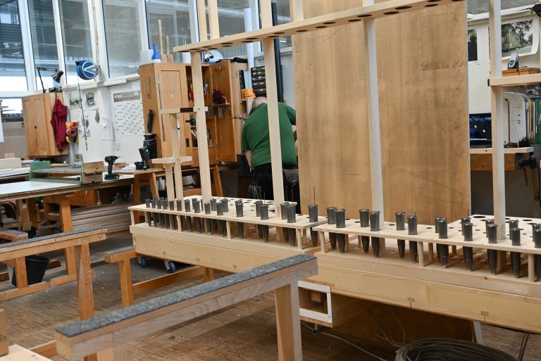 Orgelschüler besuchten Rieger-Werkstatt: In liebevoller Handarbeit werden die Rieger Orgeln in Schwarzach hergestellt.