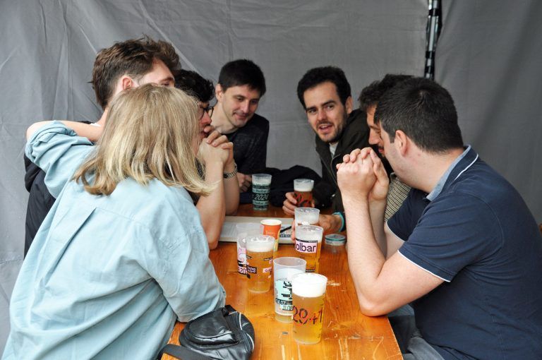 Was macht ein Elefant auf dem Eiffelturm?: Dank überdachter Sitzbereiche blieb das Pub-Quiz auch bei Regen wetterfest.
