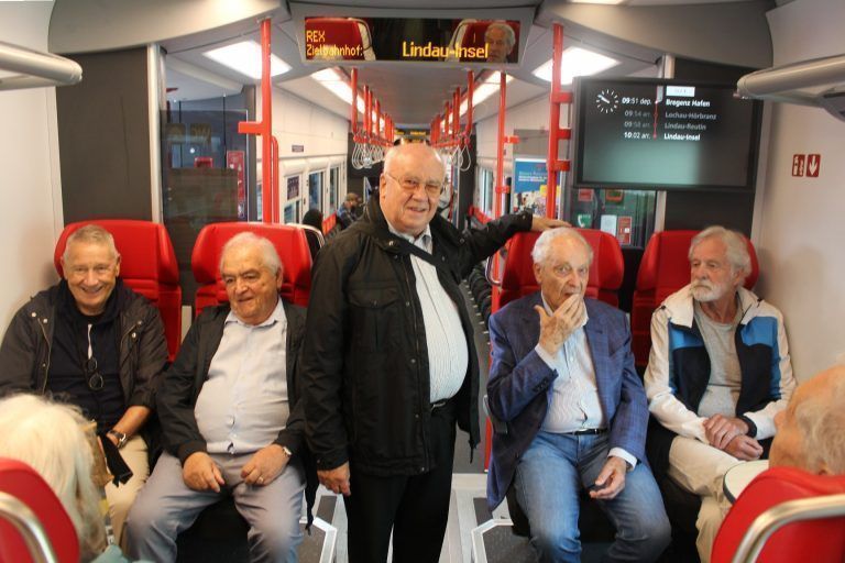 60 Jahre Matura – eine nostalgische Reise: Symbolische Erinnerung an den Schulalltag von damals: Für den Großteil begann der Schultag mit einer Bahnfahrt nach Bregenz. Auch das 60-Jahr-Jubiläum startete mit einer Bahnfahrt von Bregenz nach Friedrichshafen. "Die Oberländer" kamen zum Teil schon per Bahn nach Bregenz.PETER STRAUSS