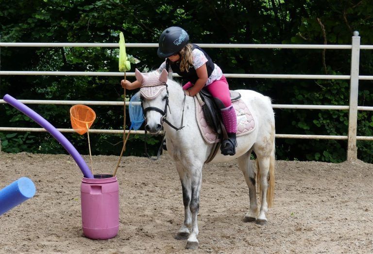 Eine Ranch als Ort der Heilung: Reittherapie für einen Schützling der Kinderhilfsorganisation „Stunde des Herzens“. JURIATTI