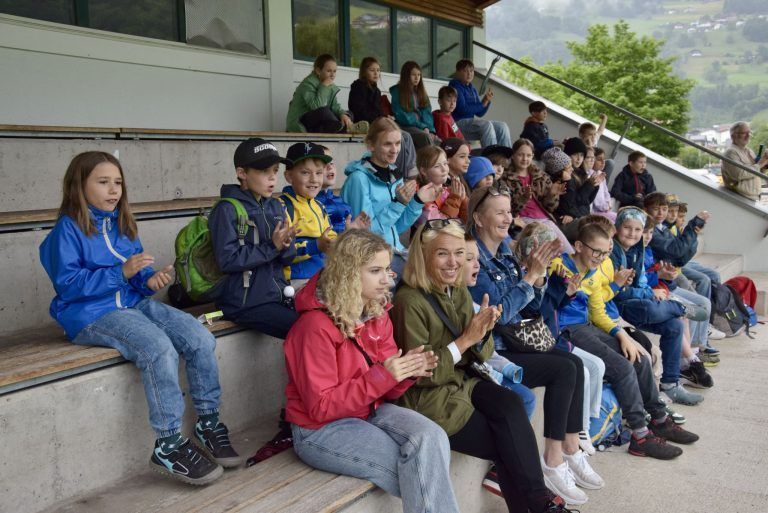 Ländle-Polykickern gelang Sensation: Tschaggunser Volksschüler beim Finale im Fußballstadion.