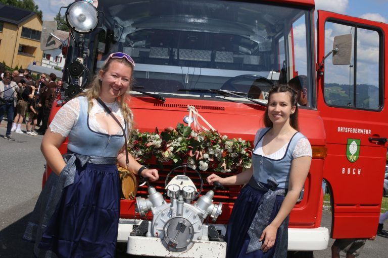 Julia Ritter und Lisa Maria Müller nutzten die Dienstfreistellung des alten Löschfahrzeuges (BJ. 1977) der Feuerwehr für ein Erinnerungsfoto