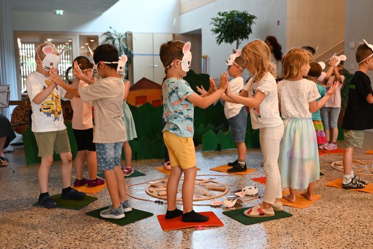 Musikalisches Familienfest im Kindi Engelbach: Die Kinder führten Tänze zu den Jahreszeiten auf.