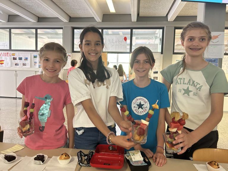 SDG-Fest - Ein starkes Zeichen für Geschlechtergerechtigkeit: Julia, Yana, Paulina und Letizia aus der 1a