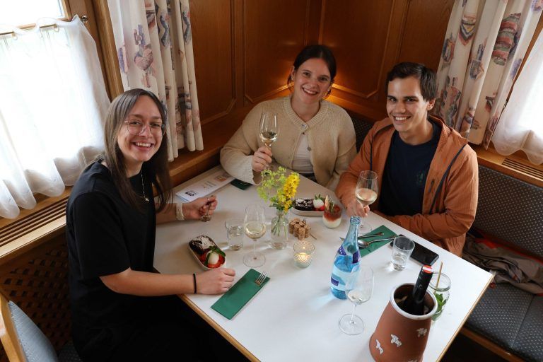 Slow Food-Gedanke einmal mehr gepflegt: Katja und Viktoria Breuß mit Lucas Huber.