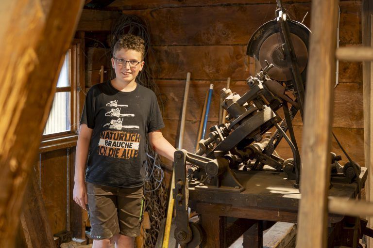 Altes Handwerk, Kunst und Kultur „am Kiachobühl“ : Auch die Jugend interessiert sich sehr für die historischen Maschinen