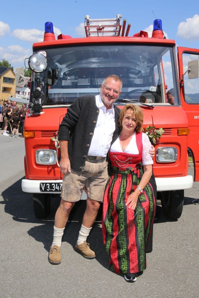 Viel Nostalgie zur Dienstfreistellung : Pose zur Verabschiedung des alten Löschfahrzeuges der Feuerwehr Buch