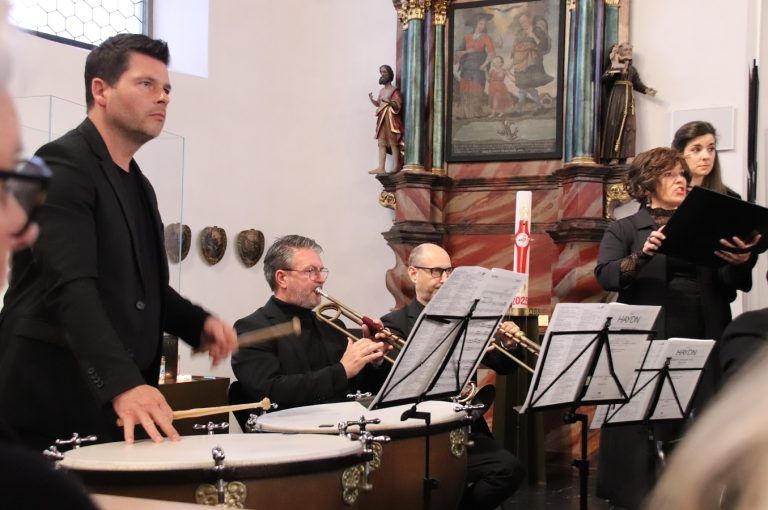 Applaus für die „Paukenmesse“: Die Aufführung der "Paukenmesse" lockte hunderte Zuhörer/innen in die Basilika. (Foto: NAM)