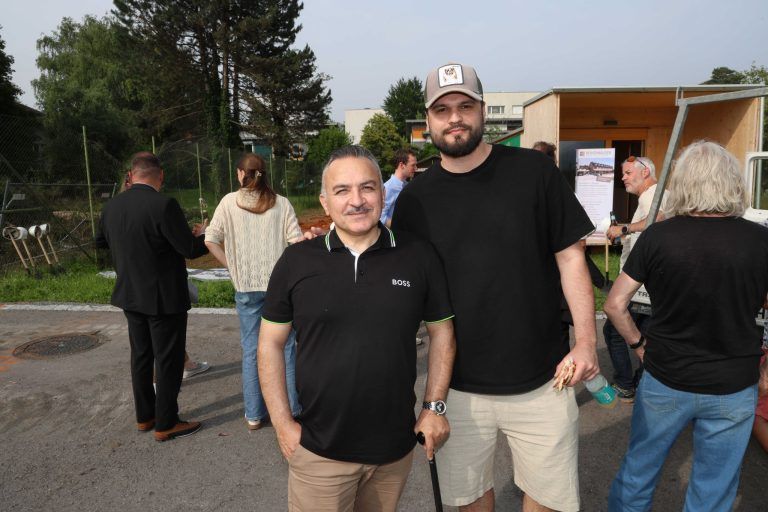 Start für neuartiges Wohnen am Kapellenweg: Mustafa Corbaci (Elektroplanung) und Projektleiter Filip Jovicic.