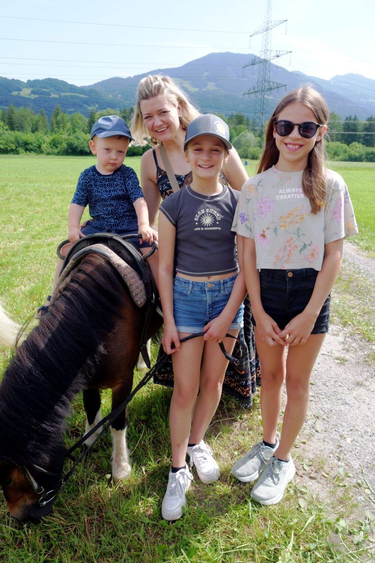 Sonniger Frühschoppen im Sonnenheim: Ponyreiten mit Aussicht: Henry, Martina, Mia und Lena waren begeistert vom tierischen Erlebnis am Feldweg.