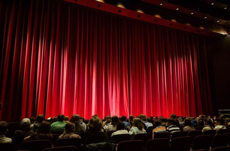 Der rote Vorhang im Theater ist viel mehr als nur ein Stück Stoff. Er symbolisiert den Übergang zur fiktionalen Welt der Bühne, welche die Dornbirner Schüler dank der Schultheatertage der Stadt jährlich betreten dürfen.