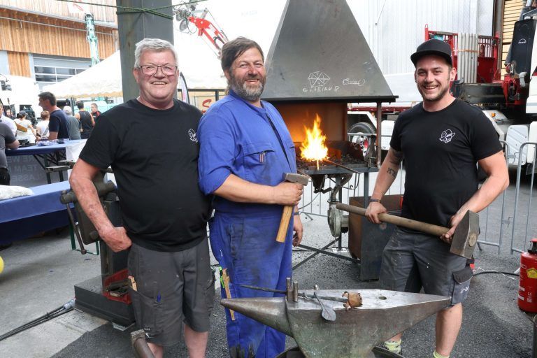 Riesen-Schaufenster für Betriebe und Musikanten: Die Bau- und Kusntschlosser Johann und Alexander Gruber sowie Fabian Burtscher.