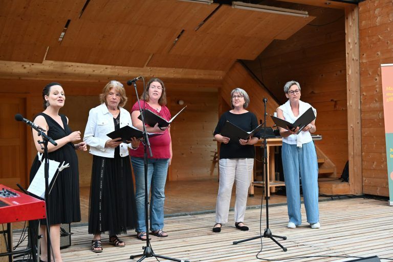 „Brandnertal Sounds“: Direktorin Julia Großsteiner-Rauch mit ihrer Gesangsklasse.