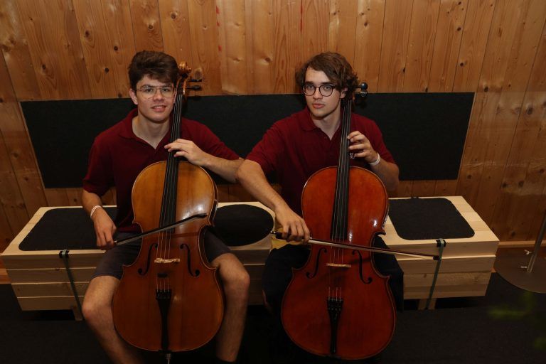 Im Großwalsertal geht es "rond": Kilian Erhard und Elvis Kerndl als "Cello Rables".