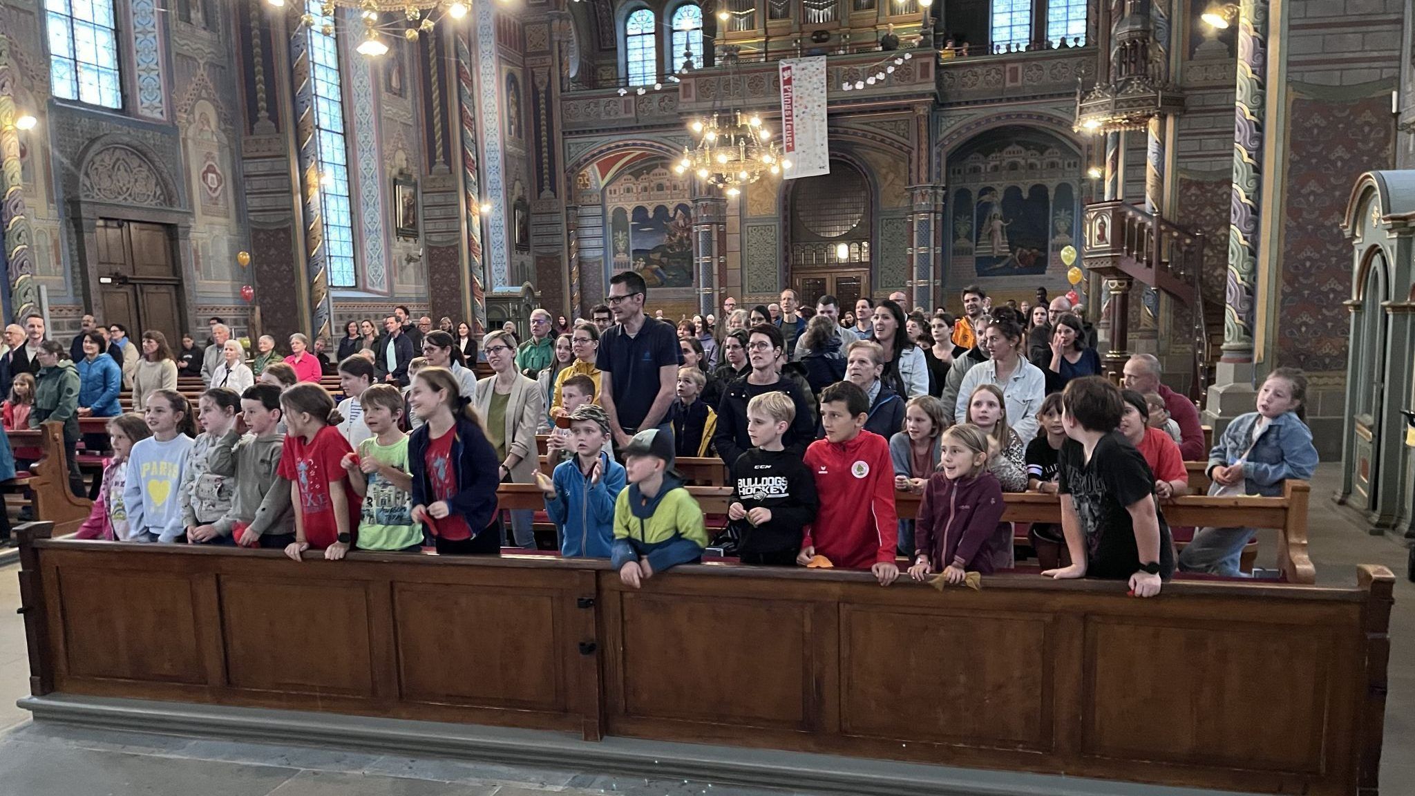 Basteln, Tanzen und Staunen: In der Hatler Kirche wurde der Geist lebendig.
