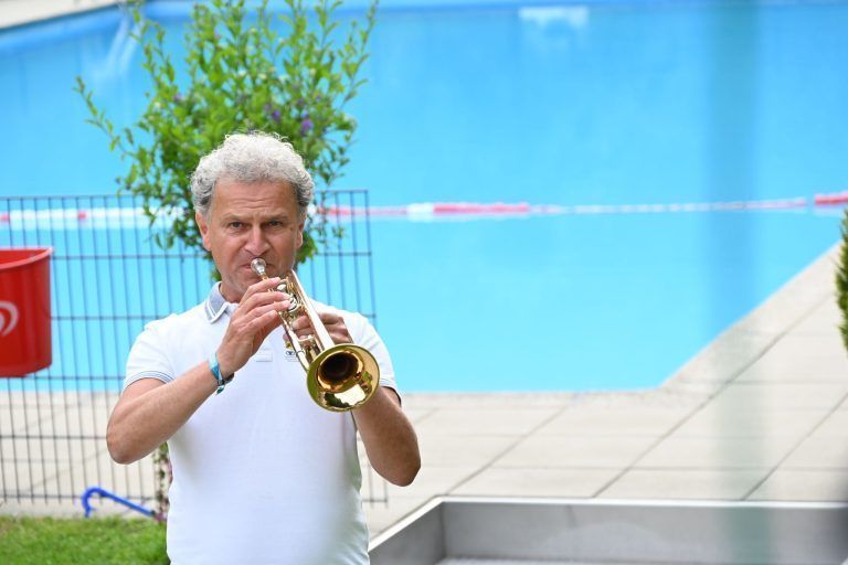 „Musikalischer Bademeister“: Attila Bayer spielte zur Eröffnung ein Ständchen.