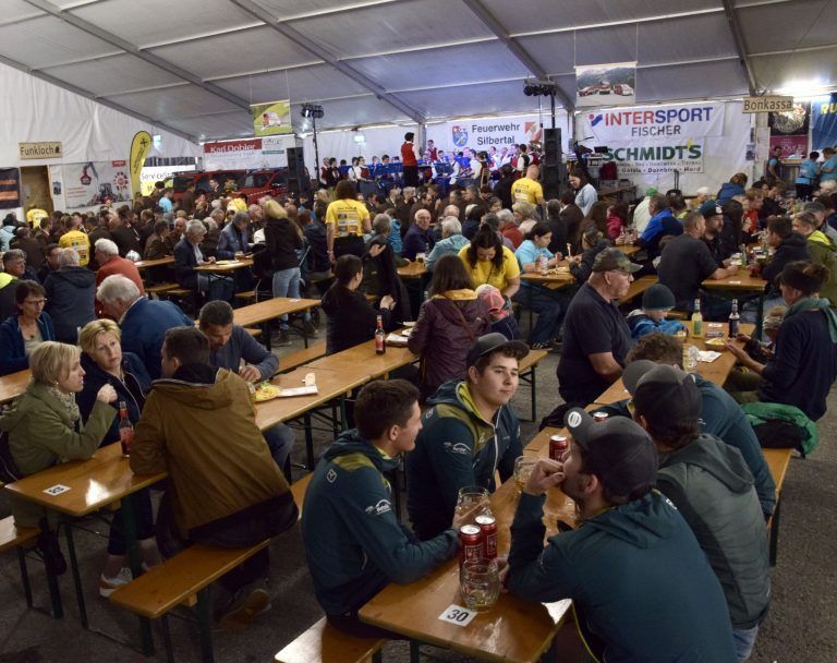 Segen für neue Silbertaler Einsatzfahrzeuge: Das Fest beim Feuerwehrhaus Silbertal zog viel Publikum an.