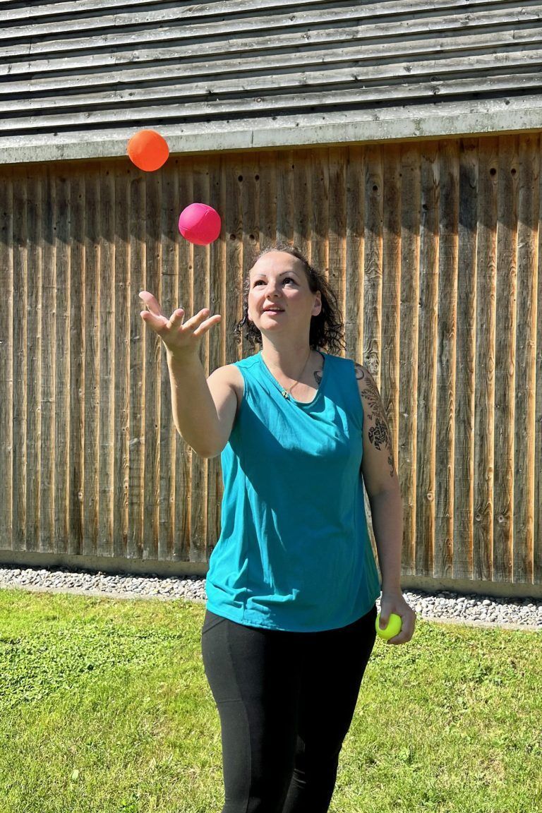 Jutta und der Traum vom Jonglieren: Im Jugendtreff „Chill Out“ vermittelt Jutta Huber Jugendlichen Zirkuskunst und Selbstvertrauen.