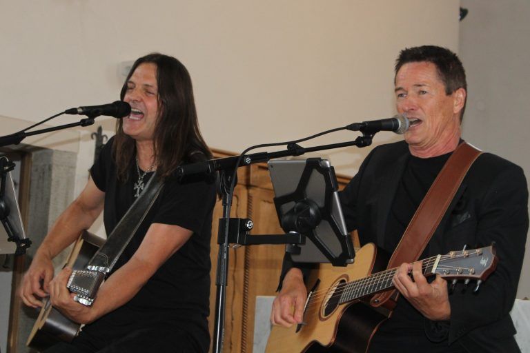 Abendklang brachte mit dem Duo Pure Acoustic – Klaus Malin (l.) und Michael Wehinger – ungewöhnliche Musik in die Hohenweiler Pfarrkirche. PETER STRAUSS