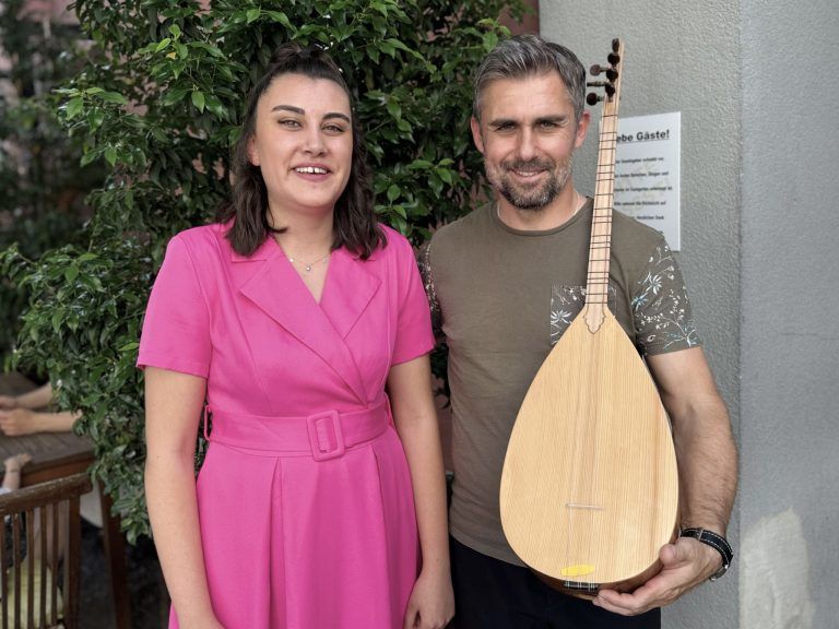 Hirtensalat und Torte : Sängerin Elif Beste Duman und Instrumentalist Sinan Akar.