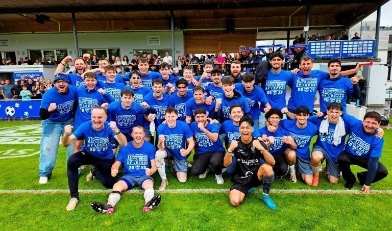 Mit großer Begeisterung feierte das junge 1b-Team des SV typico Lochau, die Lochau Juniors, beim Meisterschaftsfinale im Stadion Hoferfeld als „Vizemeister der 3. Landeklasse“ den verdienten Aufstieg in die 2. Landesklasse.