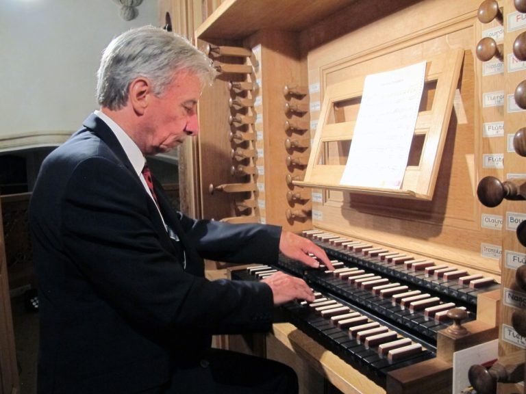 Der bekannte Vorarlberger Konzertorganist Prof. Bruno Oberhammer hat schon über 40 Konzerte an der historischen Schönach-Orgel gegeben.
