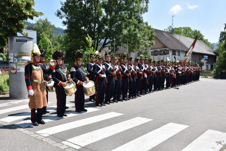 Festliches Kanonenfeuer und besondere Jubiläen an Fronleichnam: Schützenkompanie in Aufstellung am oberen Kirchplatz