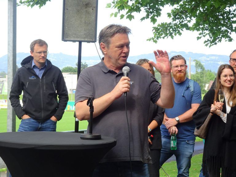 DSV feiert neue Kabinen : Mit dem Neubau schaffen wir nicht nur funktionale, sondern auch nachhaltige und moderne Bedingungen für den Sport“, erklärte Hochbaustadtrat Christoph Waibel.