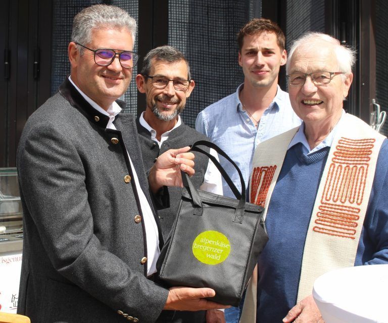 Da hätte auch Käsgraf Gallus gestaunt: GV Hermann Metzler, Lothar Sieber und Johannes Fink bedankten sich bei Pfarrer Albert Egender mit Kostproben aus der neuen Sennerei.