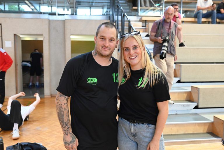 Ein Handballspiel, das verbindet: Die Trainer der gemischten U12 Mannschaft: Bernhard Troppe und Carolina Grabher.
