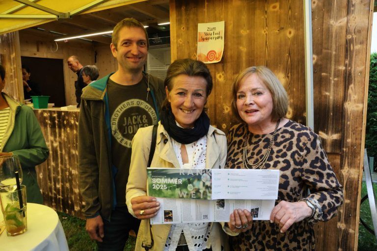 Michael Mathis, Doris Branner und Isabella Assion mit dem neuen Programm des