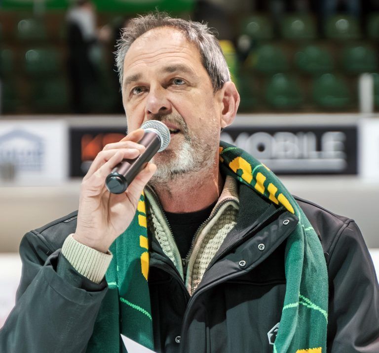 Er ist „The Voice“ der Rheinhalle: Schon seit über 20 Jahren führt er als Stadionsprecher durch die EHC-Matches. (privat)