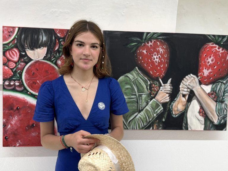 Kunst, Musik und Begegnung: Künstlerin Helena Erhart mit "Smoking Strawberries".