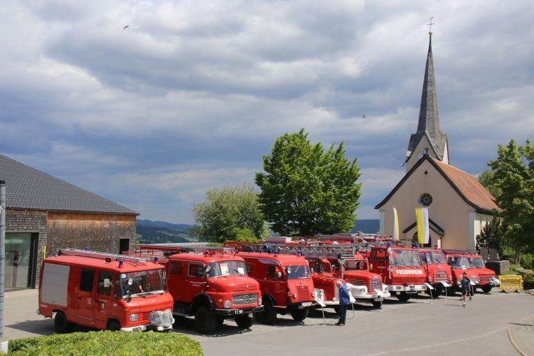 Viel Nostalgie zur Dienstfreistellung : Alte Feuerwehrtechnik beim Oldtimertreffen am Dorfplatz in Buch