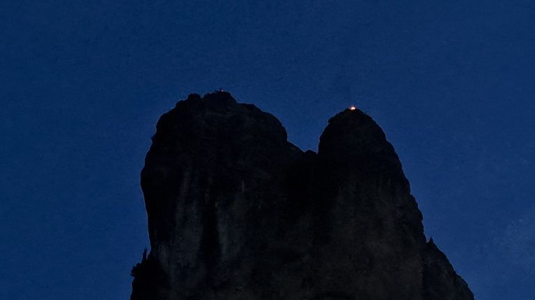 Sonnwendfeuer auf den Berggipfeln: Magischer Moment – Wenn die Dunkelheit fällt und plötzlich die Berge wie Kerzen glühen.