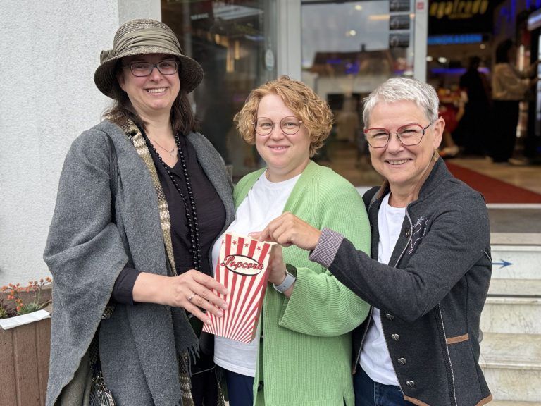 Macht und Vergänglichkeit: Margit Hinterholzer, Anne Büchele und Gabi Hammerer.