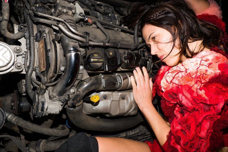 Tanz zwischen Extremen: Marta Navaridas tanzt mit einem Volvo durch eine ungewöhnliche Liebesgeschichte.