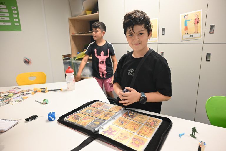Handeln, feilschen und die Kassen füllen: Dieser junge Herr hatte eine ganze Pokémon-Sammlung dabei.
