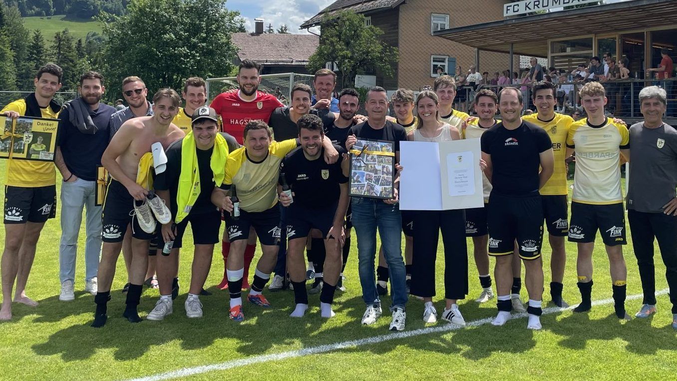 Gold für Langzeitfunktionär Dietmar Wetz vom FC Krumbach: Große Ehrung für FC Krumbach Langzeitfunktionär Dietmar Wetz.