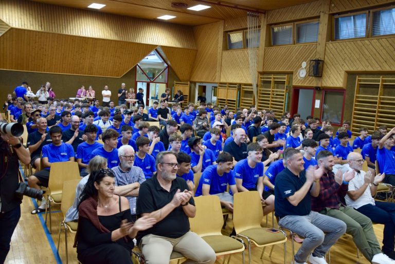 Ländle-Polykickern gelang Sensation: Eröffnungsfeier im Saal der Polytechnischen Schule Montafon in Bartholomäberg-Gantschier.