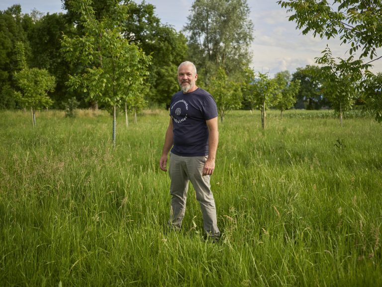 Vom Rückzug zur Rückkehr: Die Walnuss in Vorarlberg: Reinhard Ofner verbringt viel Zeit auf der Walnussplantage.