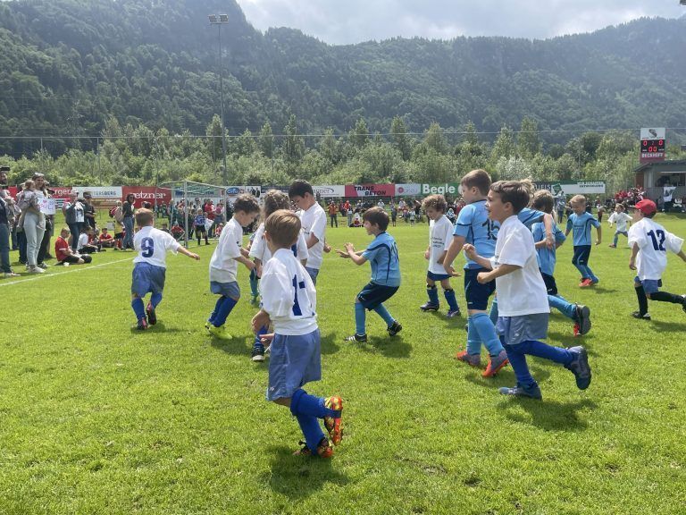 50 Jahre Ortsvereineturnier Nüziders, ein Tag- ein Fest.: 1. Bild: Allianz-Kindergartenspiel, 2.Bild: v.l. Andreas Galehr, Sarah Galehr, Anna Domig, Livia Müller 3.Bild: v.l. Anna Burtscher, Alina Bobner, Laura Bobner (Bildergalerie)
