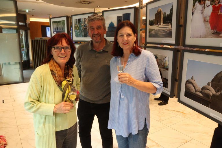 Fotoeindrücke aus wenig bereistem Land: Daniela Grygiel, Oskar und Angelika Pedross.